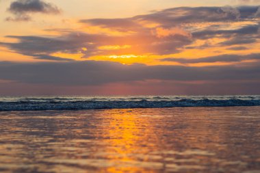 İhale günbatımı Bali Adası su yansıması ile Kuta Beach.