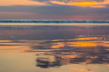 İhale günbatımı Bali Adası su yansıması ile Kuta Beach.