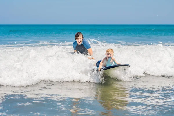 Padre Insegna Figlio Minore Navigare Mare Vacanza Vacanza Viaggio Sport — Foto Stock