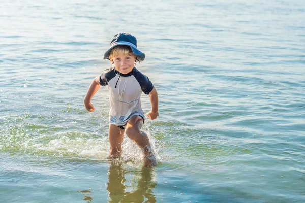 熱帯の砂浜に実行している幸せの小さな男の子 — ストック写真