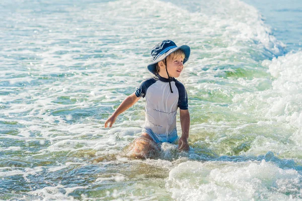 Gelukkig Jongetje Uitgevoerd Zand Tropisch Strand — Stockfoto