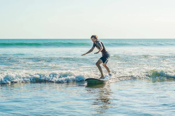 Jovem Iniciante Surfista Aprende Surfar Uma Espuma Mar Ilha Bali — Fotografia de Stock