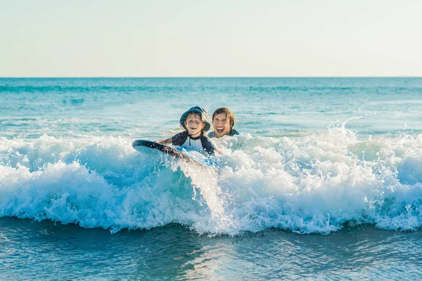 Отец Учит Своего Маленького Сына Серфингу Море Время Отпуска Отпуска — стоковое фото