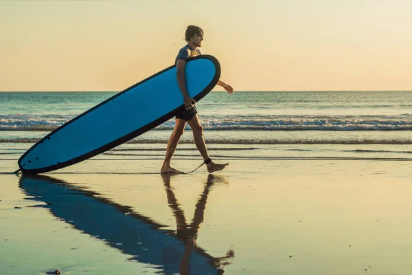 Urlaubssilhouette Eines Surfers Der Sein Surfbrett Bei Sonnenuntergang Nach Hause — Stockfoto