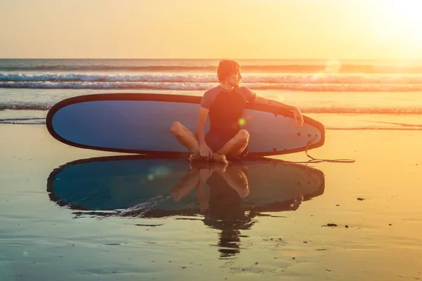 Silhouette Eines Jungen Surfers Der Mit Surfbrett Strand Bei Sonnenuntergang — Stockfoto