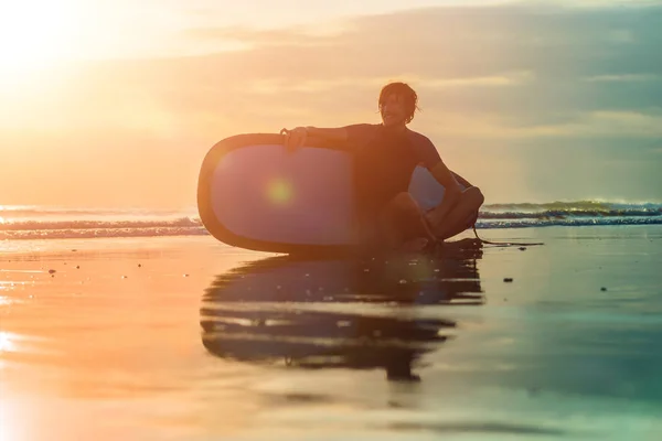 Silhueta Jovem Surfista Sentado Com Prancha Praia Pôr Sol — Fotografia de Stock