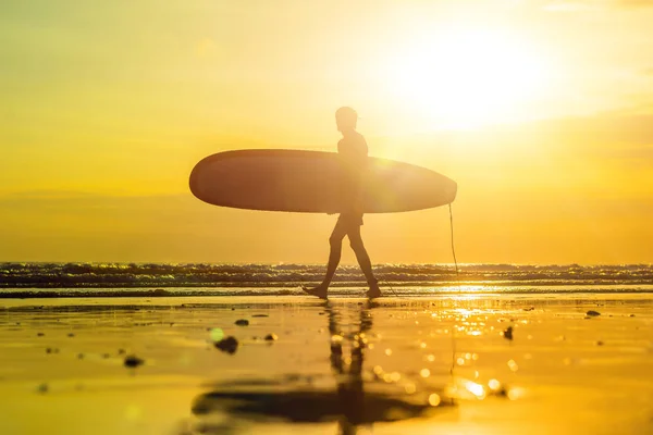Urlaubssilhouette Eines Surfers Der Sein Surfbrett Bei Sonnenuntergang Nach Hause — Stockfoto
