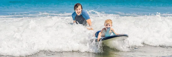 Vader Zijn Jonge Zoon Onderwijzen Hoe Surfen Zee Vakantie Feestdag — Stockfoto