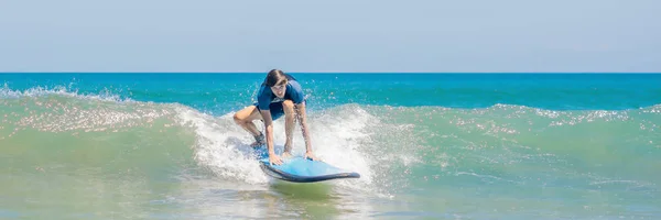 Giovane Principiante Surfer Imparare Fare Surf Sulla Schiuma Mare Sull — Foto Stock