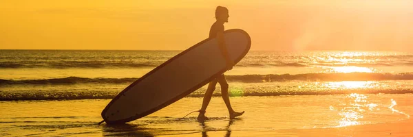 Urlaubssilhouette Eines Surfers Mit Surfbrett Bei Sonnenuntergang Mit Kopierraum — Stockfoto