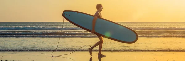 Silhouette Vacanza Del Surfer Che Trasporta Bordo Surf Tramonto Con — Foto Stock