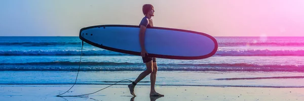Silueta Vacaciones Surfista Llevando Tabla Surf Atardecer Con Espacio Copia — Foto de Stock