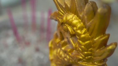 Taş sunak Altın dekoratif heykel ve yanan sopa ile görünümü Kapat