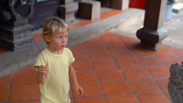 Μικρό Αγόρι Βάζει Άρωμα Ραβδί Στον Πέτρινο Βωμό — Αρχείο Βίντεο