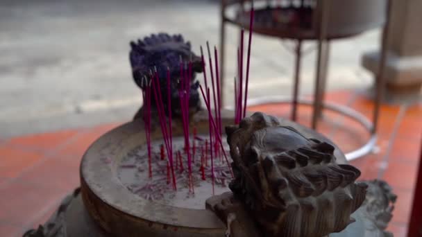 Aroma Varas Queimando Lentamente Altar Pedra — Vídeo de Stock