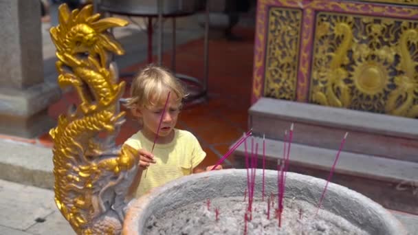 Niño Pequeño Poniendo Palo Aroma Altar Piedra — Vídeos de Stock