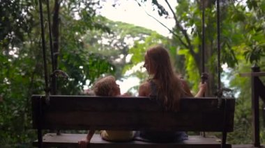 Orman hızıyla sürme çocukla genç kadın arkadan görünüş