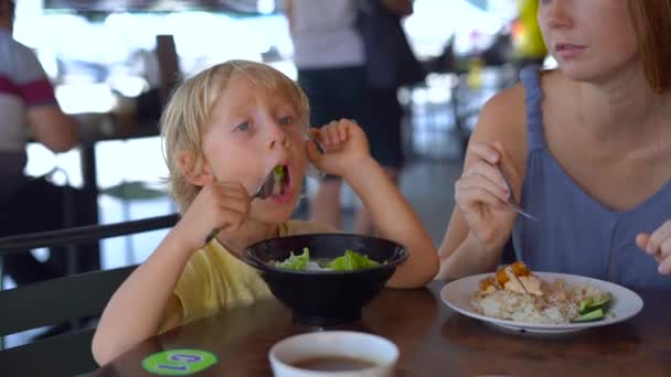 Kleiner Junge Mit Junger Frau Isst Asiatische Gerichte Tisch — Stockvideo