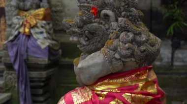 Eski Asya bahçe taş yaratığın görünümünü kapat.