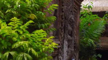 Yeşil bahçe binalar. Ayrıntılar eski anıt taş.