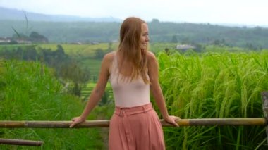 Güzel sarışın kadın pirinç alan arka plan üzerinde poz