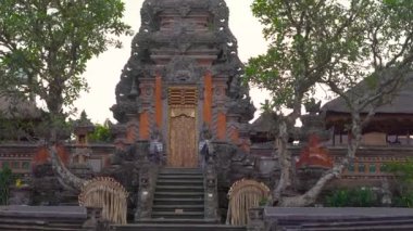 Çiçek bahçe ile Tapınak görünümünü.