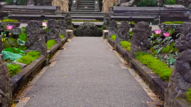 緑豊かな庭園にある古い石寺する方法 — ストック動画