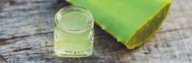 Aloe vera yaprağı ve şişe tıbbi amaçlar, Cilt Bakımı ve kozmetik için şeffaf jel ile dilim.