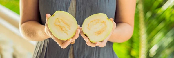 Guayaba Manos Femeninas Sobre Fondo Verde — Foto de Stock