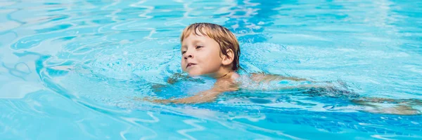 Развлечения у бассейна, дети плавают и играют в воде, счастье и летнее время Баннер, длинный формат — стоковое фото
