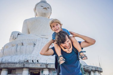 Baba ve oğul turistlere Big Buddha heykeli. Yüksek bir inşa edilmiş Tayland Phuket edebilirsiniz tepenin bir mesafeden görülebilir. Çocuk kavramı ile seyahat.