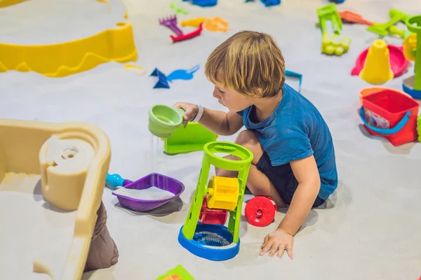 Kleiner Junge Spielt Kreatives Spielzeug Sand Des Kindergartens — Stockfoto