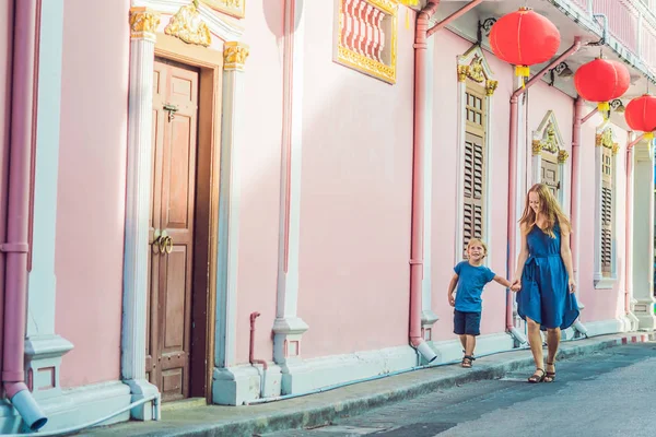 Mom and son are tourists on the Street in the Portugese style Romani in Phuket Town. Also called Chinatown or the old town — Stock Photo, Image
