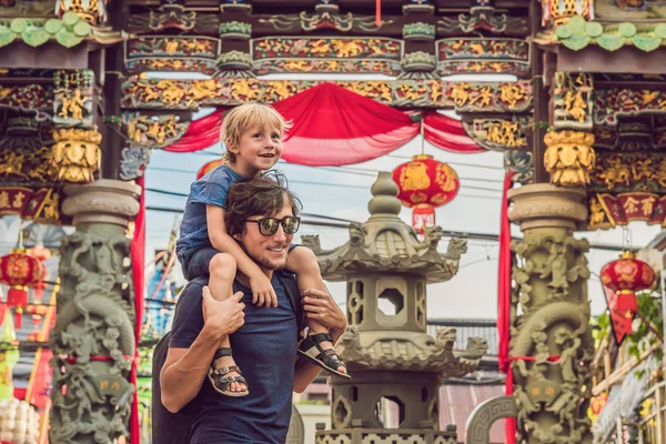 Papà Figlio Sono Turisti Strada Stile Portoghese Romani Phuket Town — Foto Stock
