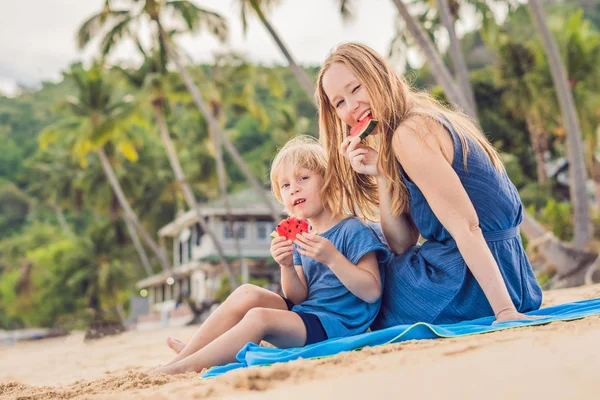 Felice Famiglia Madre Figlio Mangiare Anguria Sulla Spiaggia Bambini Mangiano — Foto Stock