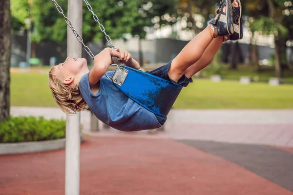 Grappige Jongen Jongen Plezier Met Keten Schommel Buitenspeeltuin Kind Swingen — Stockfoto