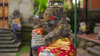 Eski merdiven ve taş heykeller Bali ile temple yakınındaki yarda görüntülemek.