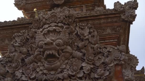 Slowmotion 替身拍摄的布里 Saren 皇宫, 乌布。巴厘岛 — 图库视频影像