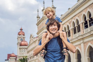 Baba ve oğlu Sultan Abdul Samad bina Kuala Lumpur, Malezya için arka plan üzerinde. Çocuk kavramı ile seyahat.