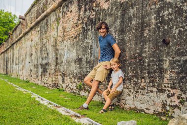 Baba ve oğlu Fort Cornwallis Georgetown, Penang, arka plan üzerinde yıldız kale geç 18. yüzyılda İngiliz Doğu Hindistan şirketi tarafından inşa edilmiştir, Malezya en büyük ayakta kalede. Çocuk kavramı ile seyahat.