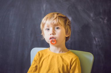 Üç yaşında çocuk gösterileri Vestibüler plaka. Plaka ile dil uyarmak için bir boncuk. olgusu, rhinolalia.