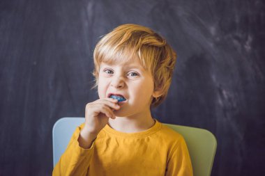 Üç yaşında çocuk gösterileri myofunctional eğitmeni. Yardımcı olur büyüyen dişler ve doğru şeyler dengelemek, ağız alışkanlığı nefes geliştirmek. Dilin konumunu düzeltir.