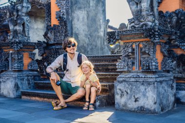 Baba ve oğul turist Tanah Lot - okyanus tapınakta arka plan üzerinde. Bali, Endonezya. Çocuk kavramı ile seyahat.