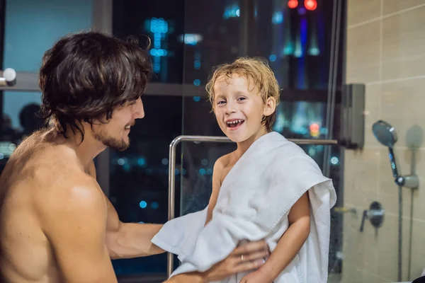 Papá Limpia Hijo Con Una Toalla Después Una Ducha Noche — Foto de Stock