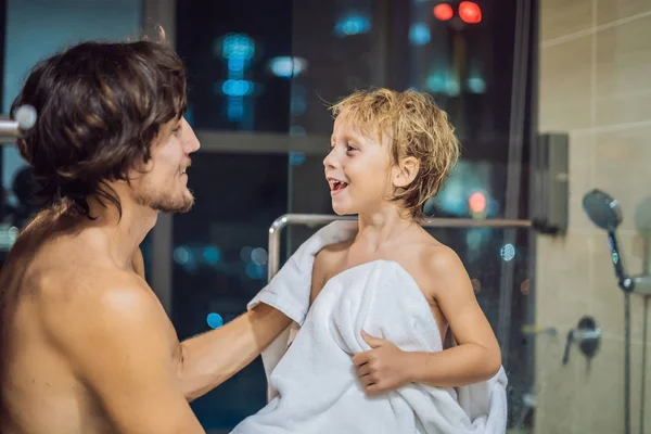 Papá Limpia Hijo Con Una Toalla Después Una Ducha Noche — Foto de Stock