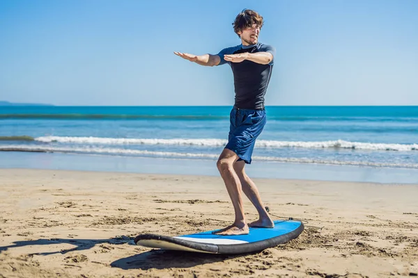 Mladý Muž Surfař Školení Před Lineup Písčité Pláži Naučit Surfovat — Stock fotografie