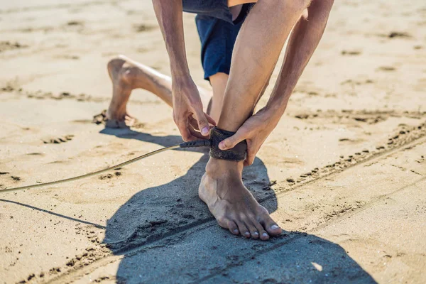 Νεαρός Άνδρας Surfer Πάρει Σέρφμπορντ Του Λουρί — Φωτογραφία Αρχείου