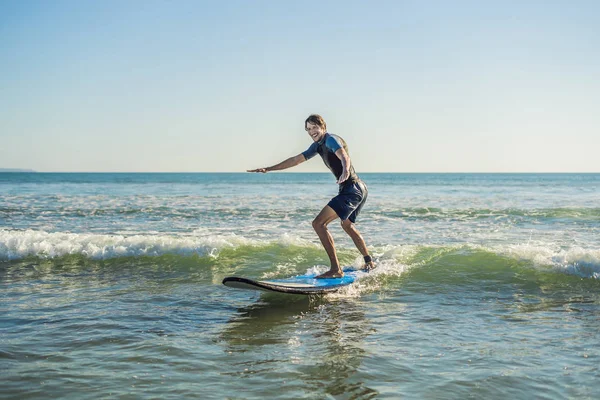 Mladý Muži Začínající Surfař Učí Surfovat Mořské Pěny Ostrově Bali — Stock fotografie