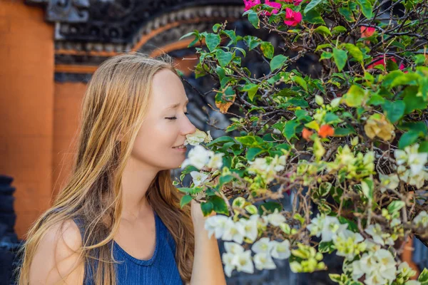 Jeune Touriste Sur Fond Tanah Lot Temple Dans Océan Bali — Photo