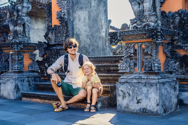 Vader Zoon Toeristen Achtergrond Van Tanah Lot Tempel Oceaan Bali — Stockfoto